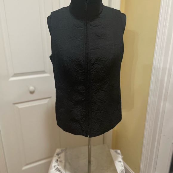 Dress Barn Black form fitting vest.  Quilted, front slit pockets, size small - Picture 3 of 8